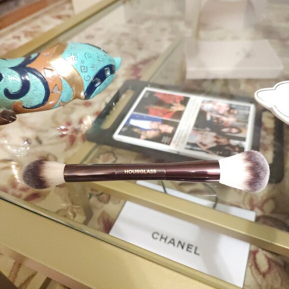 Hourglass  Ambient® Lighting Edit Dual Ended Brush - Picture 2 of 10